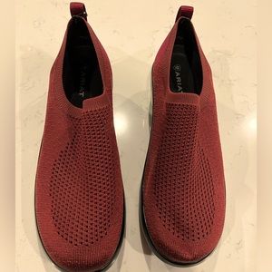 ARIAT maroon ventknit expert clogs